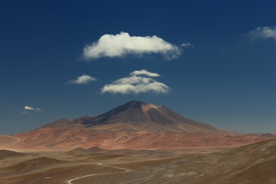 绿地在绿山前面
